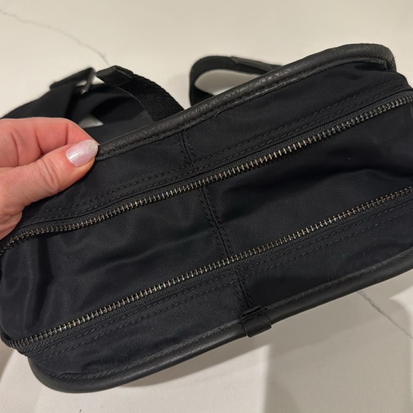 Lululemon crossbody bag with leather details - Picture 7 of 9